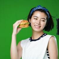 池田エライザ、平成ファッション着こなし