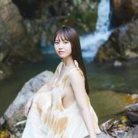 本郷柚巴・卒業記念写真集『どこを見ればいい？』