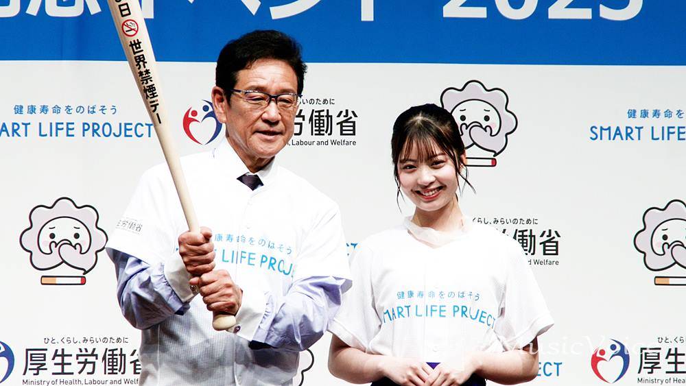 星乃夢奈、栗山英樹氏にバット＆ユニ贈呈「非常にレアな気持ちで緊張」