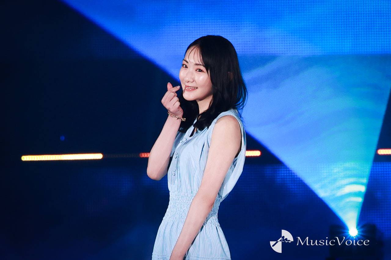 生駒里奈、ノースリワンピの夏コーデで爽やかランウェイ