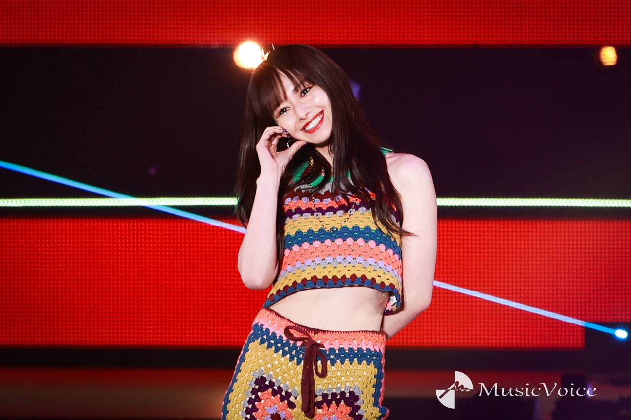 山本舞香、クロシェセットアップでボディラインくっきり　美ウエストも露わ