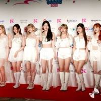 NiziU、圧倒的美脚！ミニボトムのホワイトコーデで美スタイル際立つ