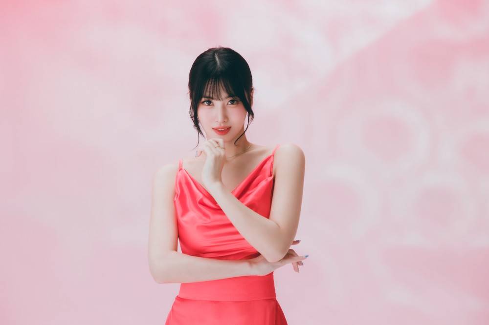 TWICE・MOMO、WEB限定新CMが公開　愛犬とたわむれる微笑ましい一面を披露