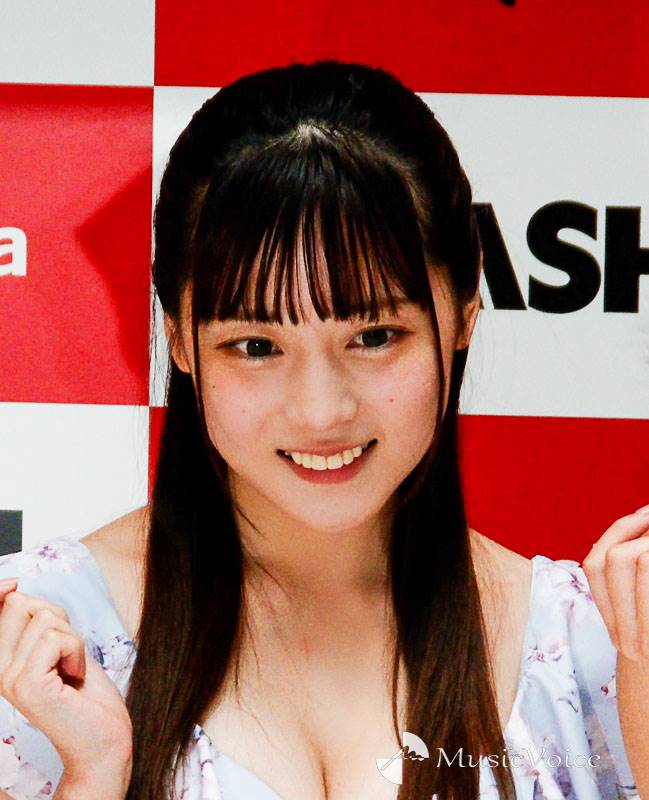 中川心、水着姿で180度開脚　モダンバレエ歴14年「体が柔らかいので！」