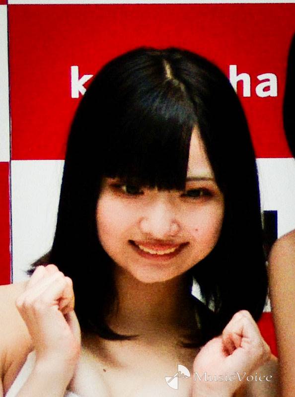 17歳りん、水着姿でエビ反り「背面ケチャ」披露「オタクに教えてもらった」
