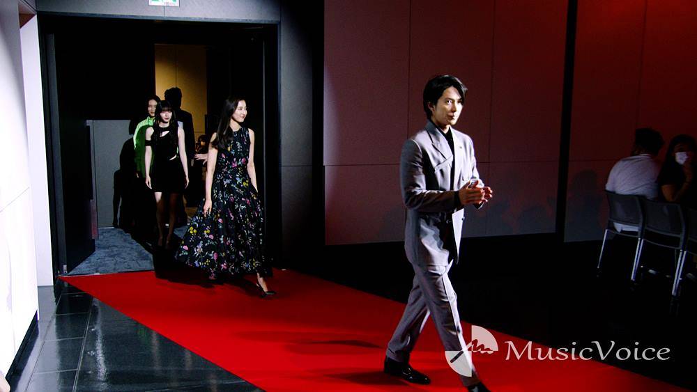 山下智久×新木優子×山本舞香×山口紗弥加ら、イチョウ舞うレッドカーペットから登場