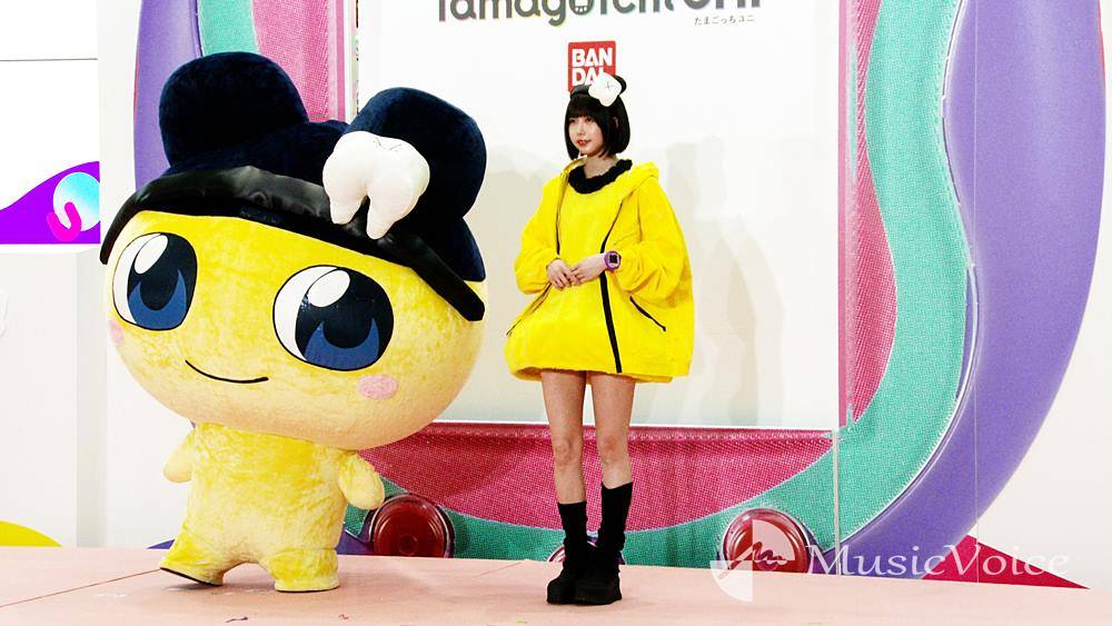 あのちゃん、まめっち衣装で登場　すらり美脚　特別ケーキ＆似顔絵ポスターに大興奮