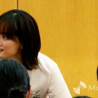 綾瀬はるか、小学校をサプライズ訪問で大歓声　特別授業に参加