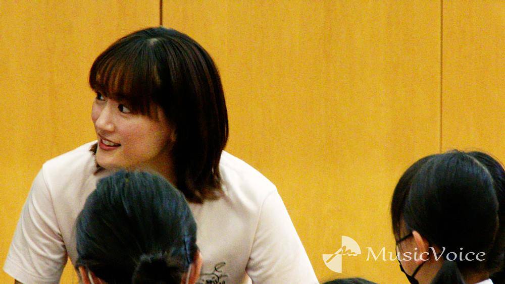 綾瀬はるか、小学校をサプライズ訪問で大歓声　特別授業に参加