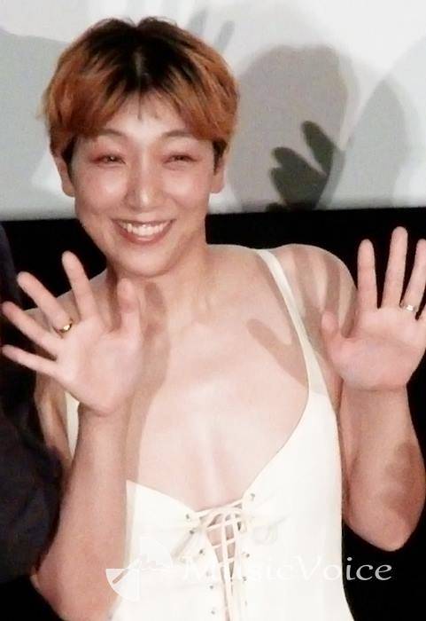 安藤サクラ、胸元全開　大胆なドレス姿で舞台挨拶