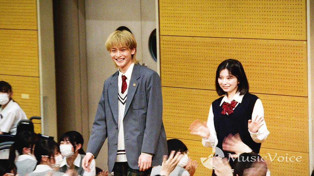 高橋文哉＆桜田ひより、学校にサプライズ登場で女子中高生が大興奮　歓声止まず