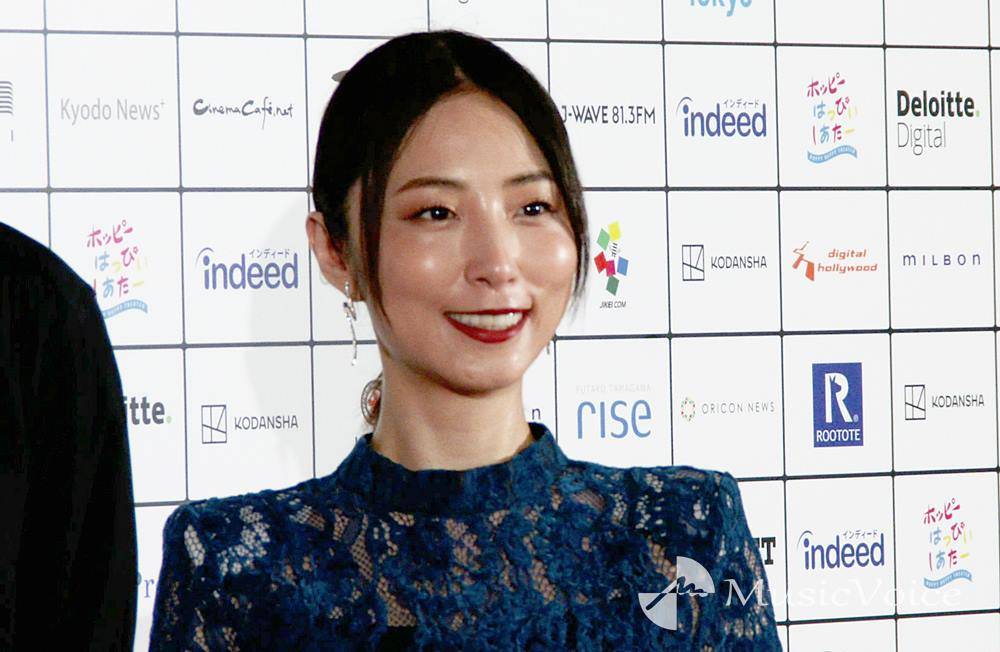 MEGUMI、美脚チラ見せ　華やかドレス姿　松永大司とレッドカーペット