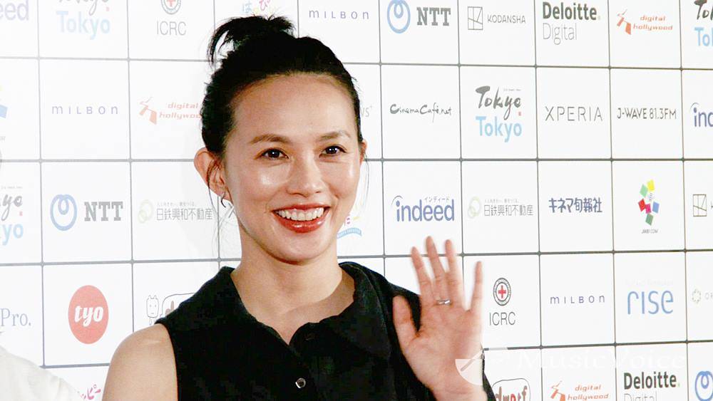 臼田あさ美、美スタイルくっきり　ノースリドレスワンピでレッドカーペット