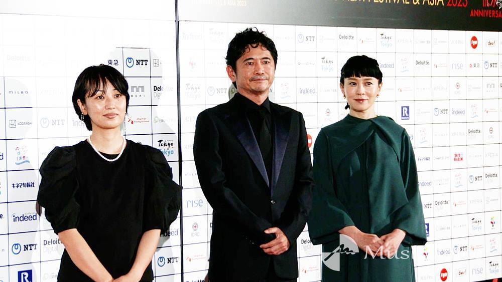 萩原聖人がレッドカーペット、坂井真紀は美脚チラリ