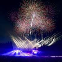 ディズニーミュージックと12000発の花火が夜空を彩る「Disney Music & Fireworks」初日レポート