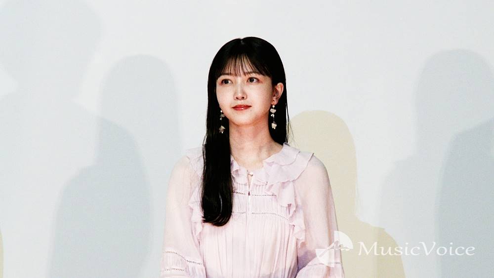 乃木坂46久保史緒里、ワンピドレスで透明感放つ　客席通路を通って入退場