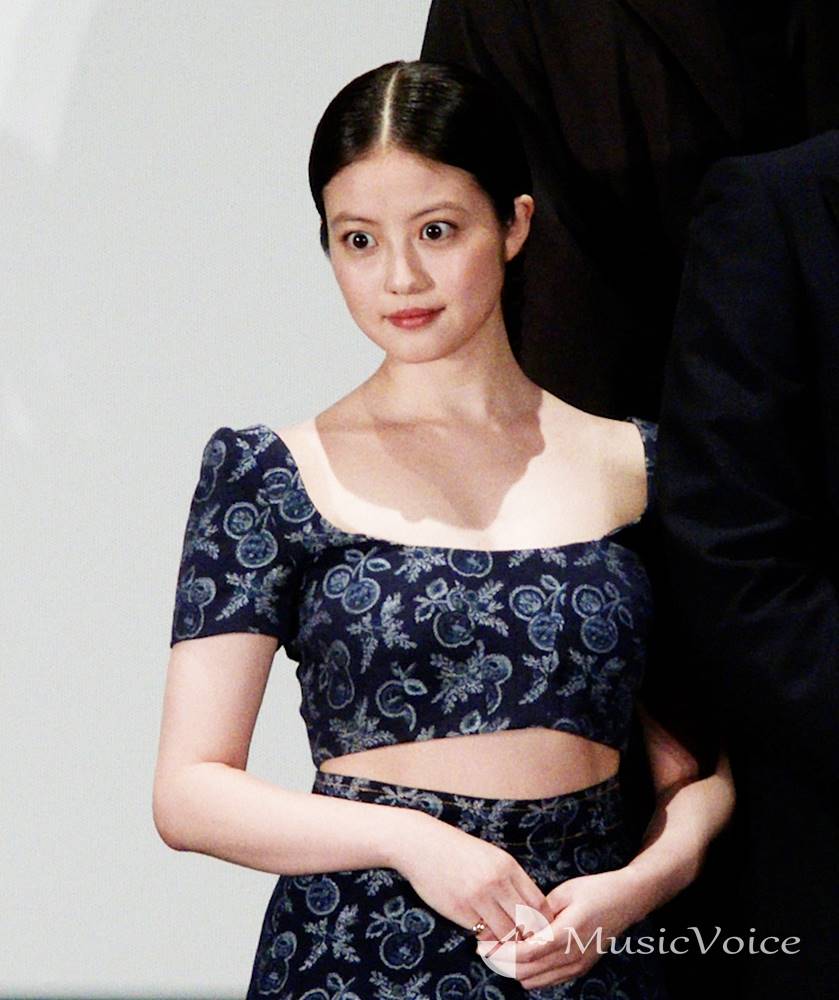 今田美桜、大胆ネックラインのドレスで大人な雰囲気　美ウエストも
