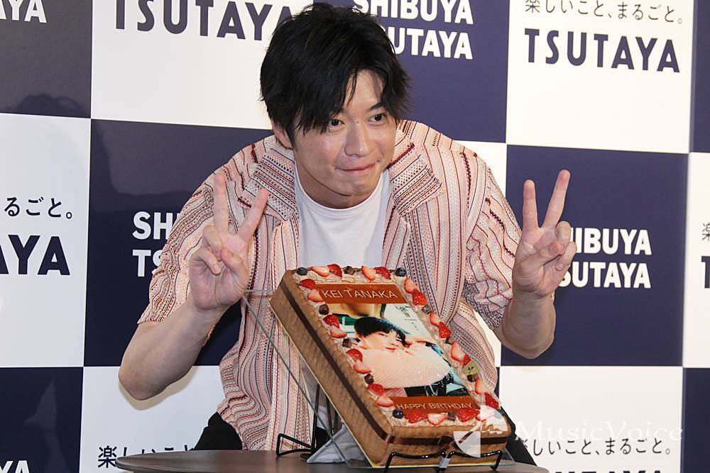 田中圭、39歳の誕生日　表紙ケーキに「美味しそう！いい匂いする！」