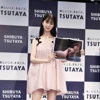 元櫻坂46松平璃子、初写真集で桃尻＆手ブラ「攻めました！」　美脚際立つミニワンピ姿