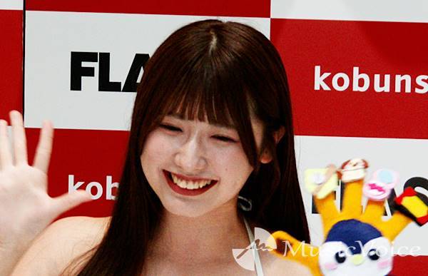 由利美桜、水着姿で手遊び歌「甘えたい時は私にお任せ！」