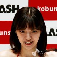 本間ミサ、水着姿でバトントワリング披露　全国大会出場経験も