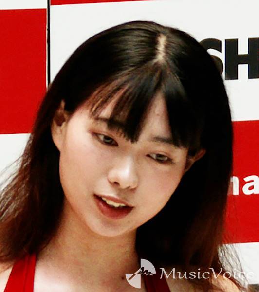 三峰あずさ、水着姿で弓道の構え披露　全国大会出場経験も