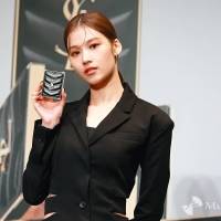 TWICE SANA、圧巻の美スタイル
