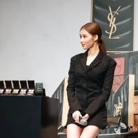 TWICE SANA、圧巻の美スタイル　ミニワンピですらり美脚　上品アイメイク