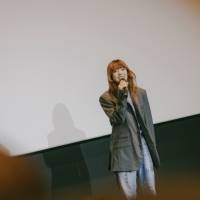 あいみょん「雰囲気をDolby Atmosで味わっていただけたら」ライブ映像作品先行上映会にサプライズ登場
