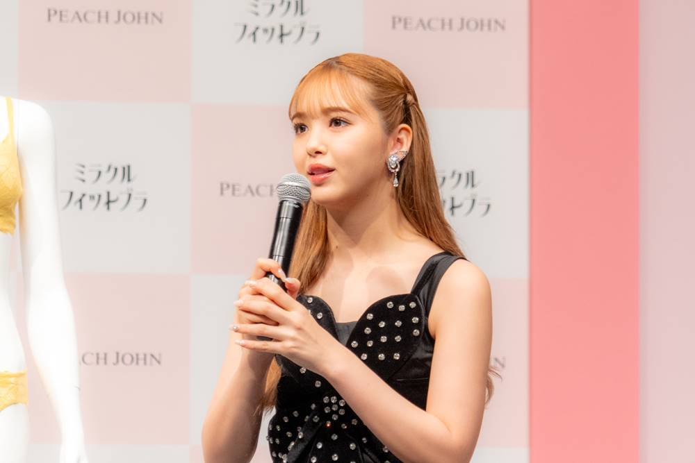 藤田ニコル、黒のランジェリーをキュートに着こなし　ブランコ漕いでも「ズレない！」