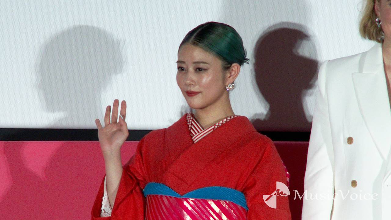 高畑充希、ピンクの着物とグリーンヘアで登壇