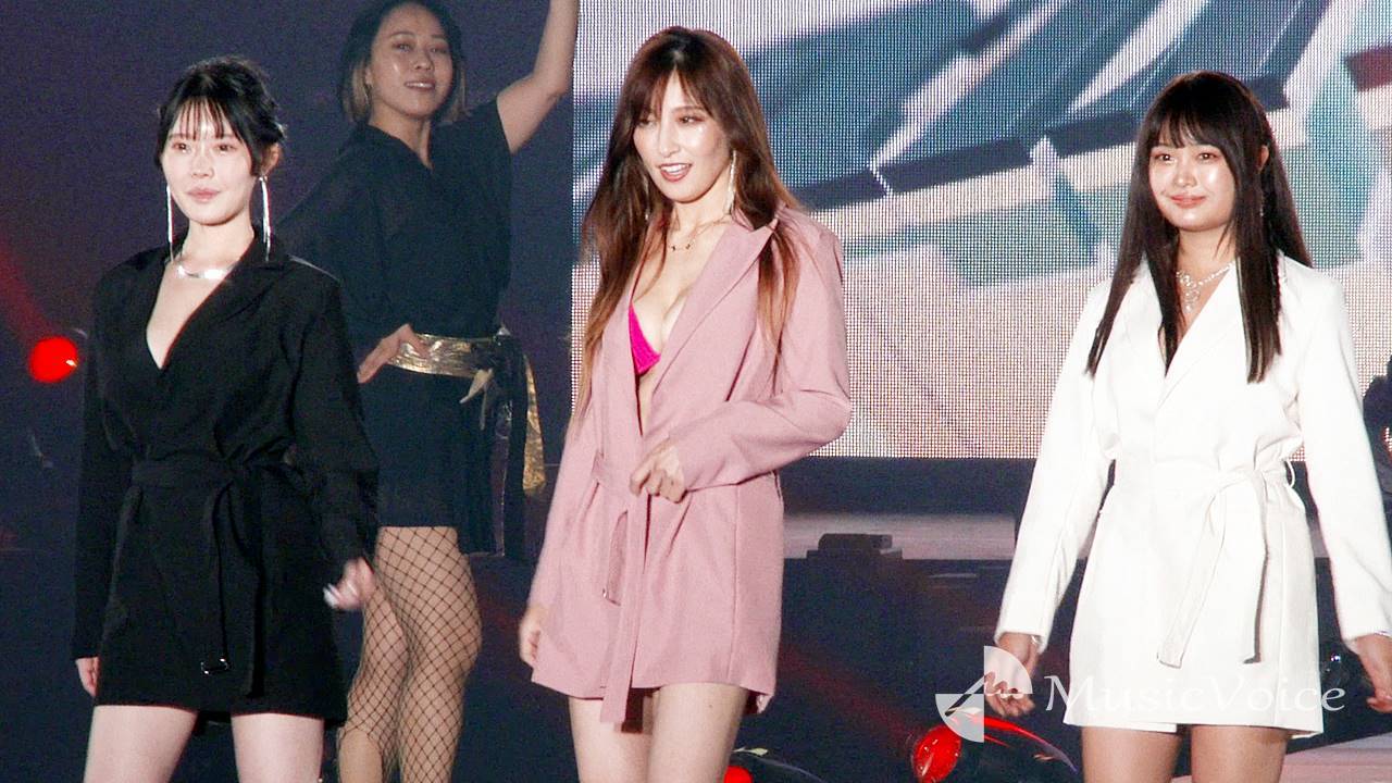 熊田曜子、ビキニ姿でバキバキ腹筋＆美バスト披露　西本ヒカル＆白川愛梨とコート脱ぎ