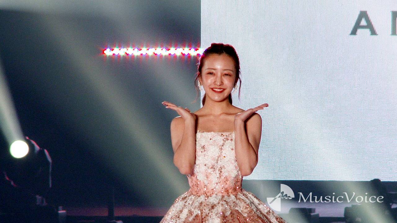 板野友美、ピンクのベアドレス姿でランウェイ　美デコルテ＆美背中披露