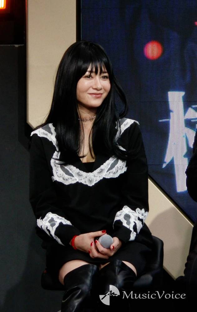 真木よう子、絶対領域　ミニワンピ＆ニーハイ衣装で登壇