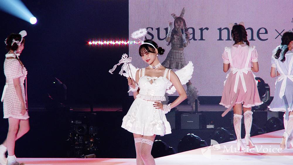中村里砂、セクシー天使コスプレでランウェイ　ミニスカ＆網タイツで美脚見せ