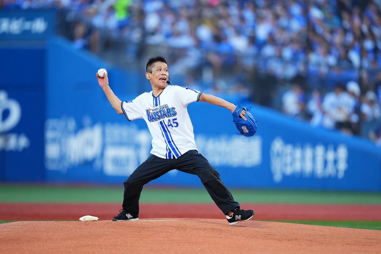 柳沢慎吾４年ぶり“日本一長い”始球式、登場から投球まで約7分42秒！