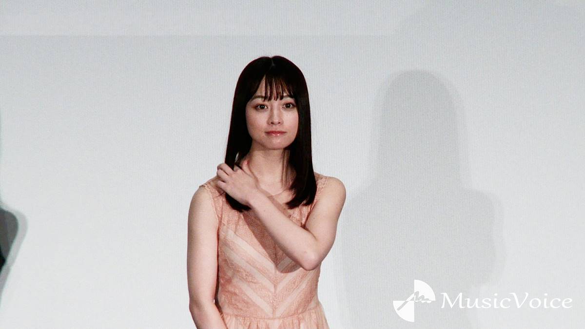 橋本環奈、ピンクのノースリドレスで舞台挨拶　涙を流すほど胸が熱くなる瞬間は…