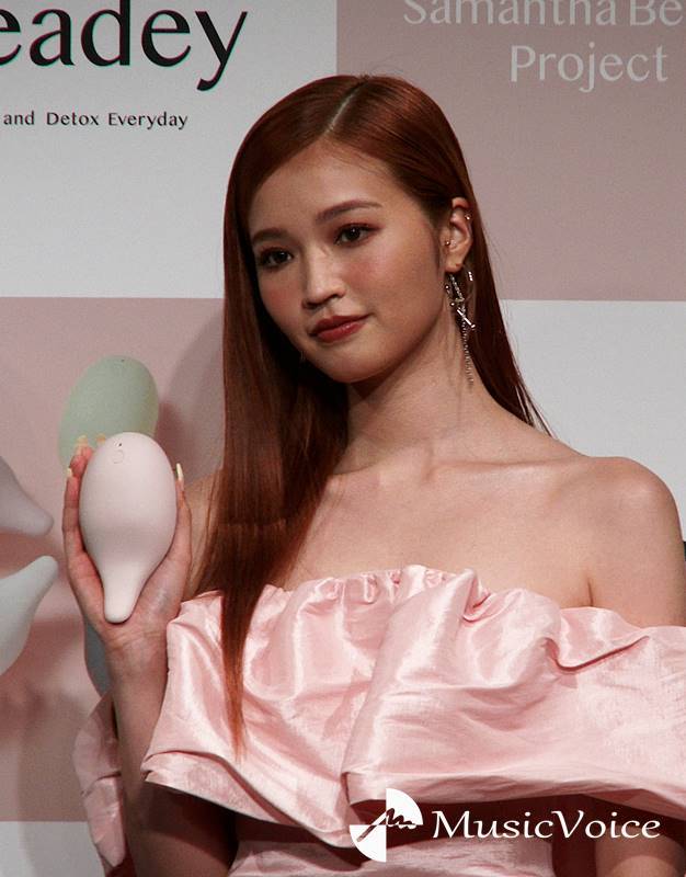 せいら、オフショルドレスで美デコルテ　リラックス時間はお風呂「毎日２時間」