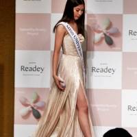 ミス・ユニバース日本代表・宮崎莉緒さん、大胆美脚　ドレス姿で登壇
