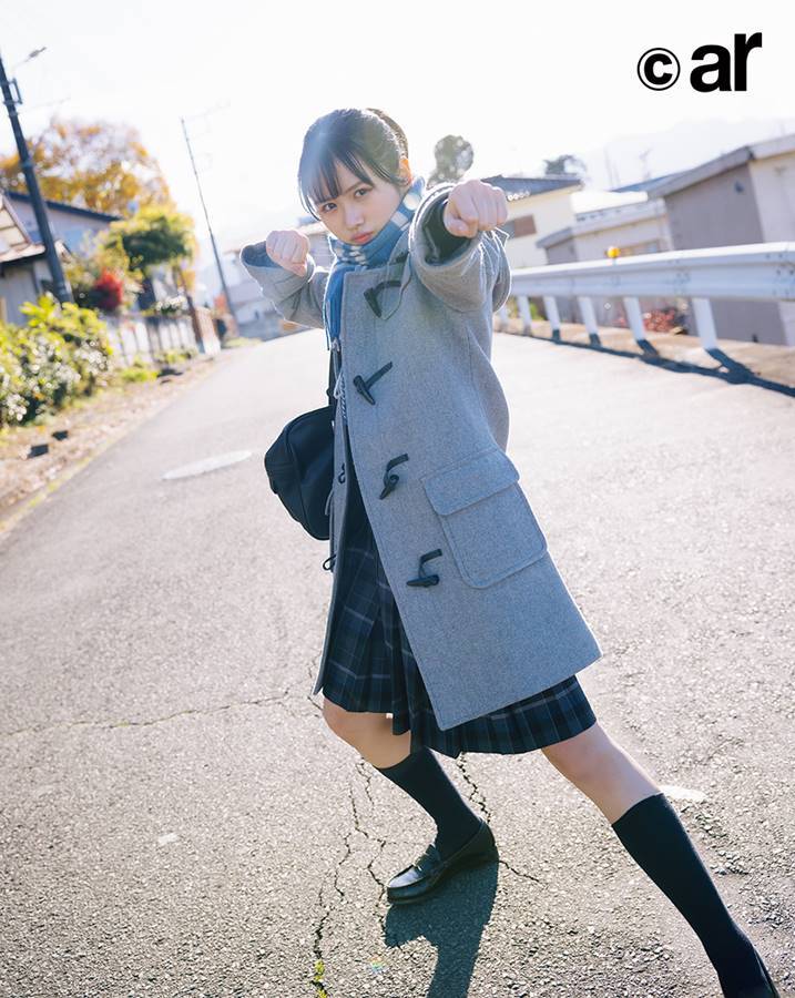 日向坂46上村ひなの、写真集未収録カット公開　制服姿やツインテール