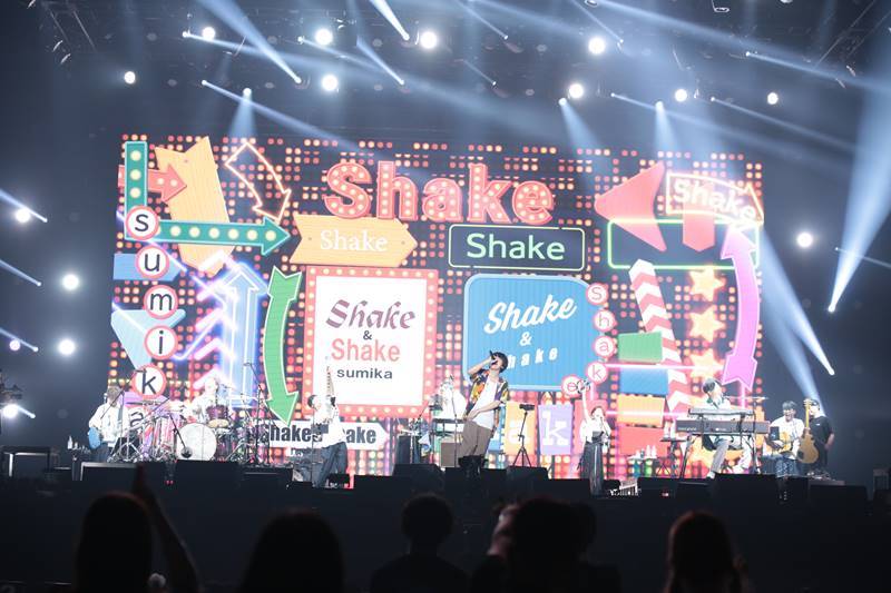sumika、「フィクション」を熱唱