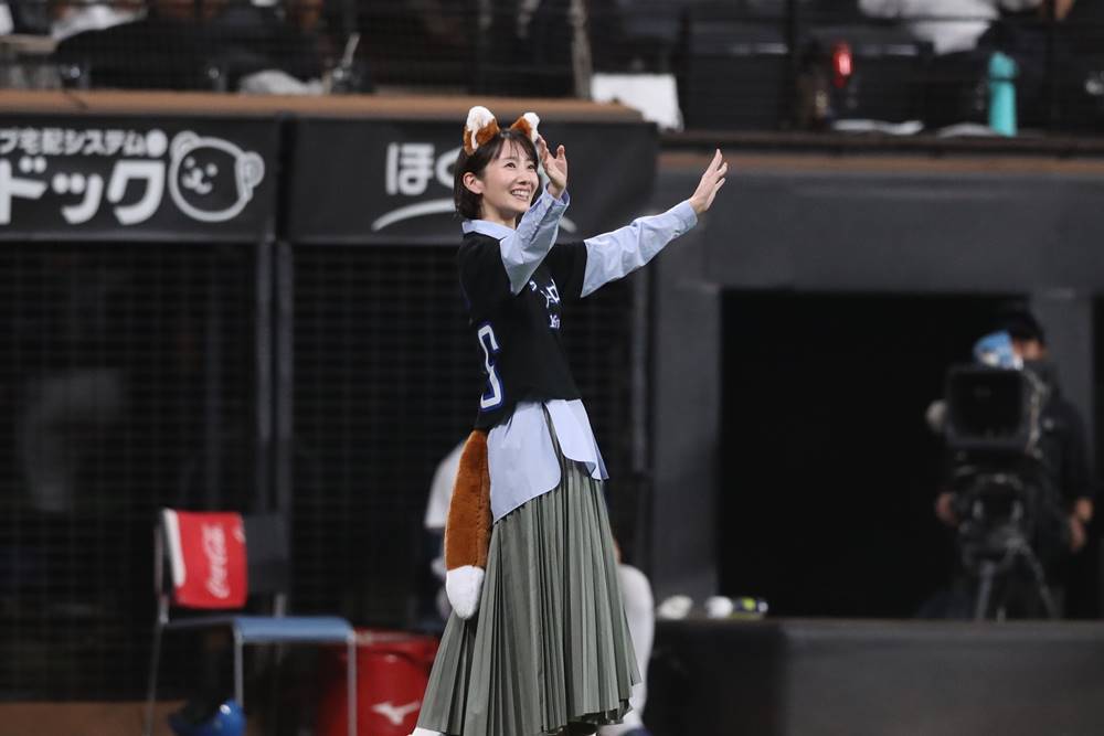 波瑠、始球式に登板「緊張で心臓が…！」きつね姿も披露
