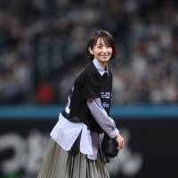 波瑠、始球式に登板　きつねダンス参加も