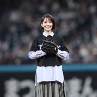 波瑠、始球式に登板　きつねダンス参加も