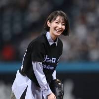 波瑠、始球式に登板　きつねダンス参加も