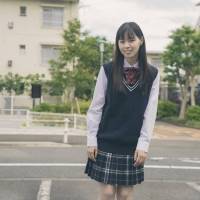 西野七瀬の制服姿のオフショット