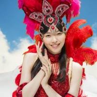 西野七瀬の制服姿のオフショット