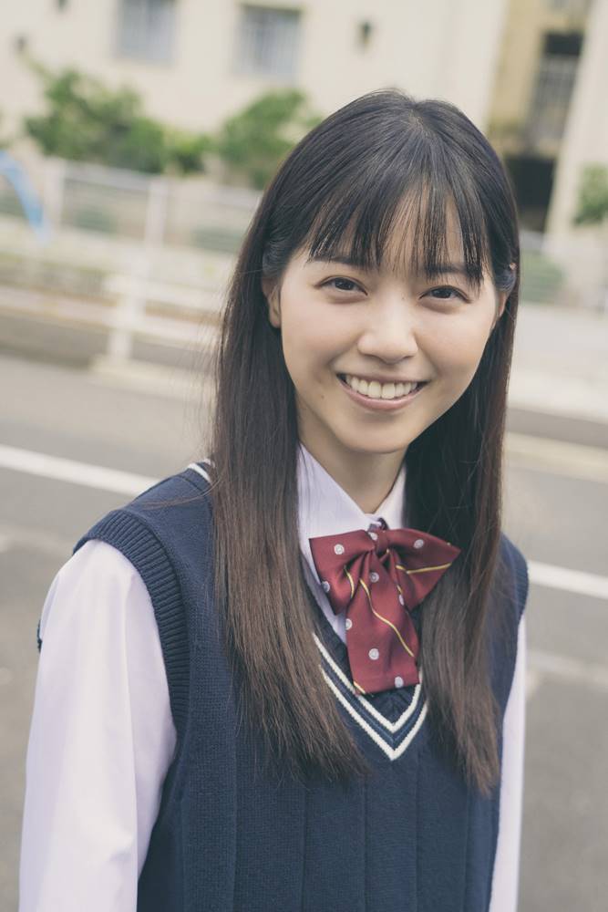西野七瀬の制服姿のオフショット、整体師ユニフォーム姿で馬乗りで指圧も