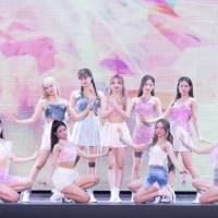 NiziU、初のスタジアムライブ2days開催　ファンからのサプライズにメンバー感涙