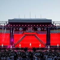 NiziU、初のスタジアムライブ2days開催　ファンからのサプライズにメンバー感涙